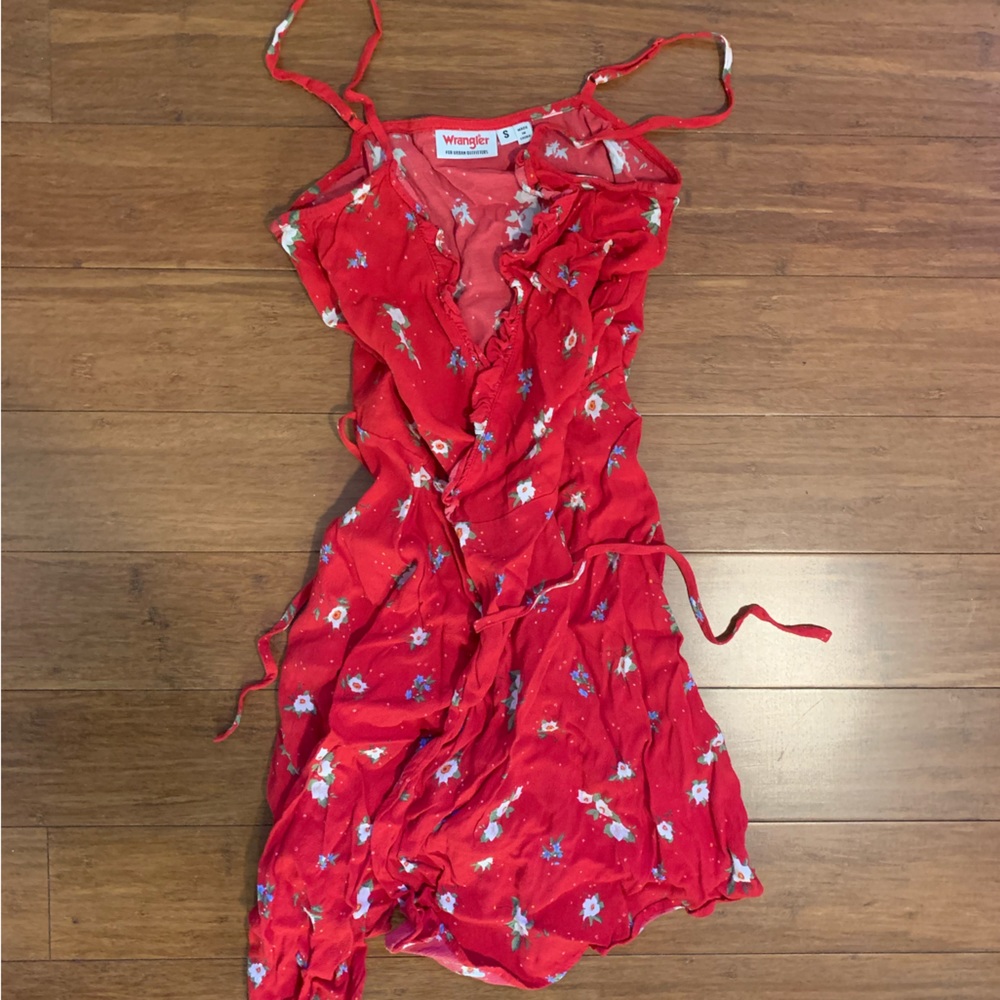 Super flattering cute summer floral dress